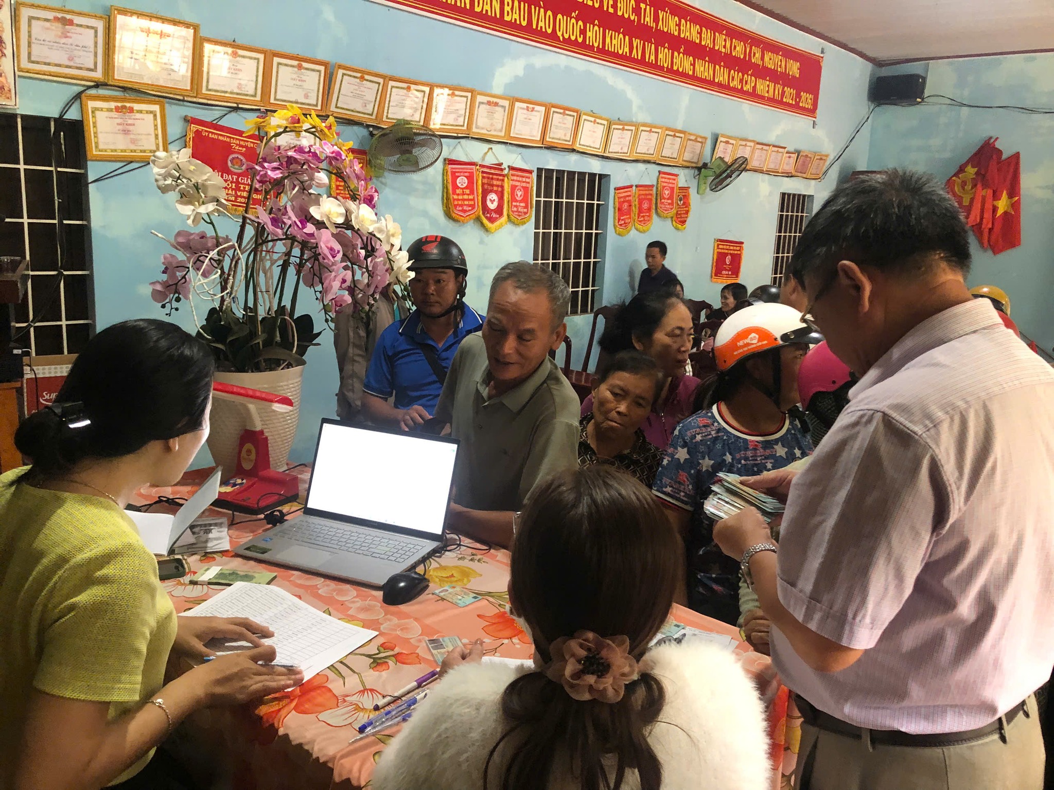 Quang cảnh cấp phát quà 02-09 cho Nhân dân ở tổ dân phố 7 xã Quảng Phú.
